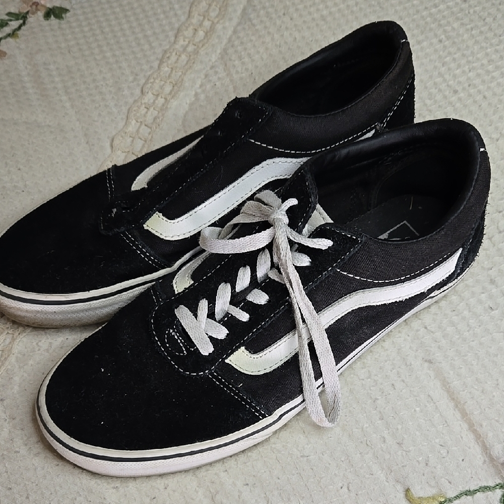 Vans Men's Black and White Sneakers